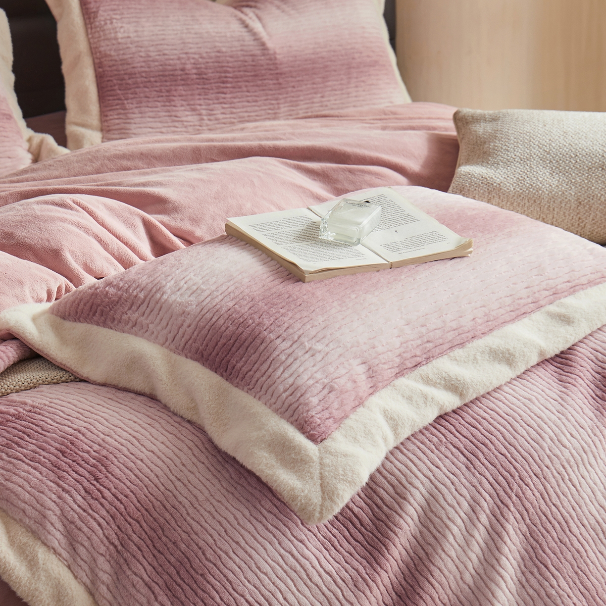 91家纺网 家纺一手货源 找家纺 时亿家居 2025新款仿狐绒牛奶绒四件套-柔如系列 初荷粉