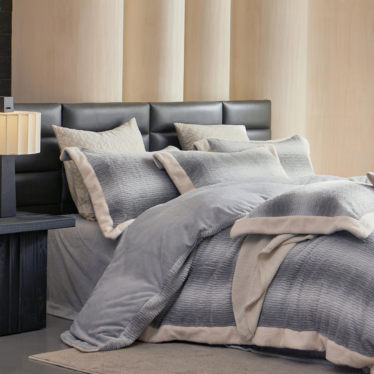 91家纺网 家纺一手货源 找家纺 时亿家居 2025新款仿狐绒牛奶绒四件套-柔如系列 烟幕灰