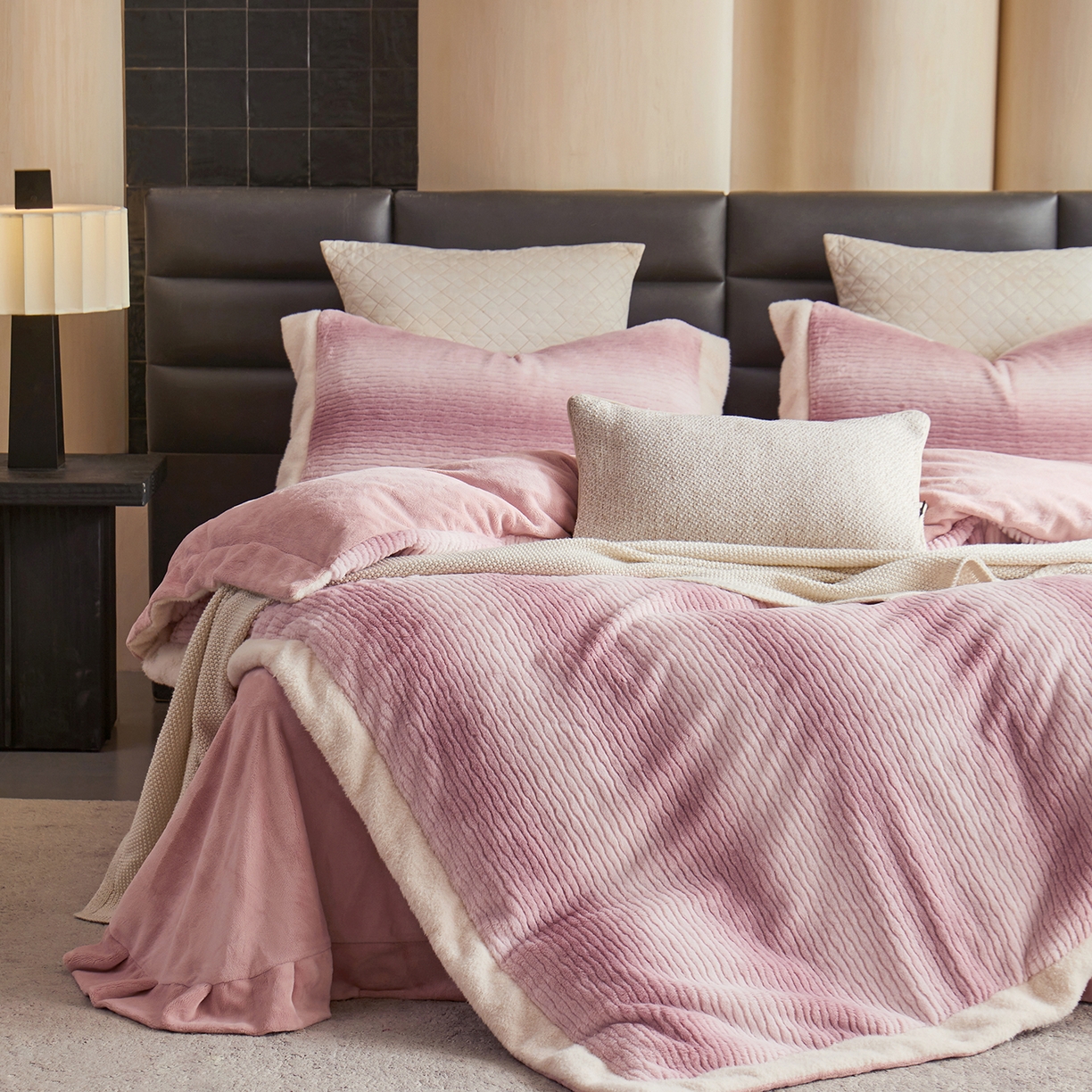 91家纺网 家纺一手货源 找家纺 时亿家居 2025新款仿狐绒牛奶绒四件套-柔如系列 初荷粉