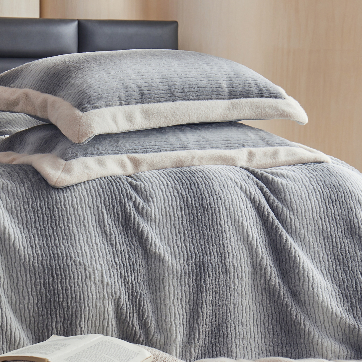 91家纺网 家纺一手货源 找家纺 时亿家居 2025新款仿狐绒牛奶绒四件套-柔如系列 烟幕灰