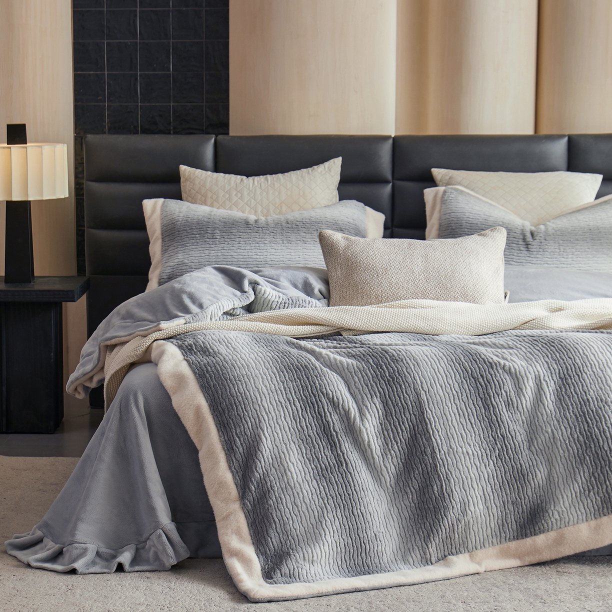91家纺网 家纺一手货源 找家纺 时亿家居 2025新款仿狐绒牛奶绒四件套-柔如系列 烟幕灰