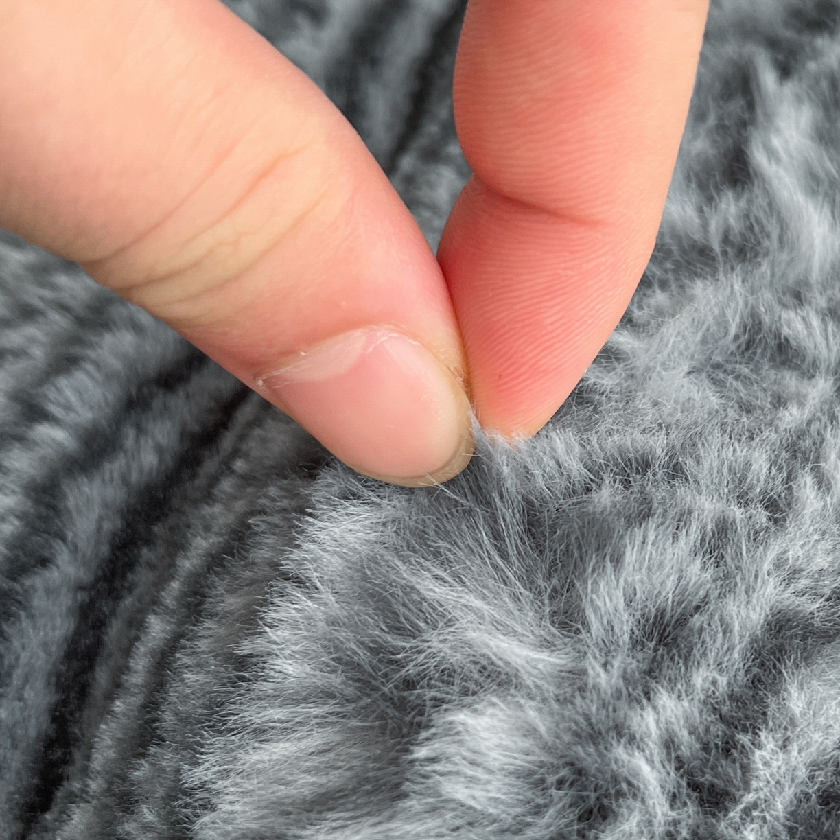 91家纺网 家纺一手货源 找家纺 云木里 2025新款轻奢波纹皮草兔毛绒床笠单床笠床笠单件波纹系列 波纹-深灰