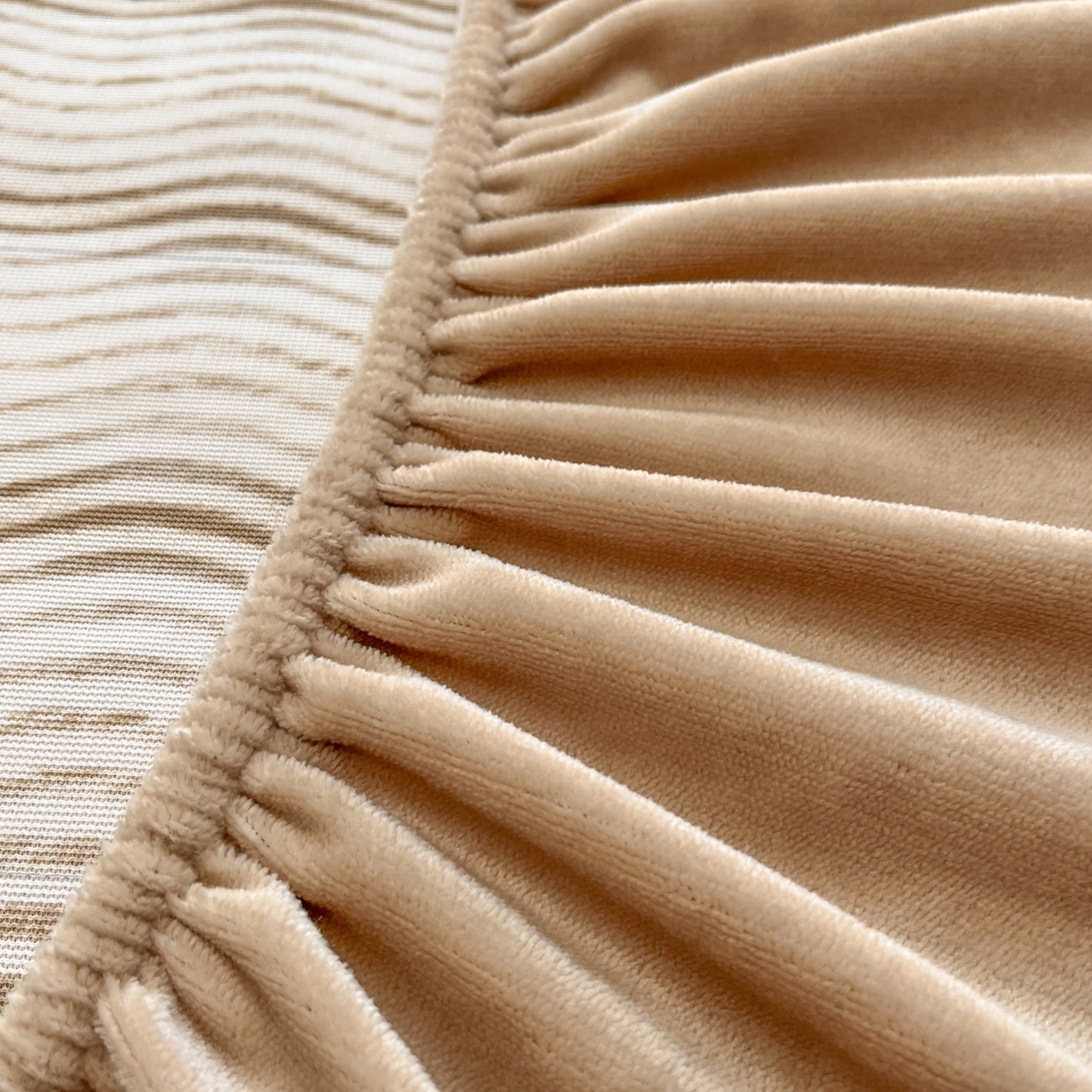 91家纺网 家纺一手货源 找家纺 云木里 2025新款轻奢波纹皮草兔毛绒床笠单床笠床笠单件波纹系列 波纹-米杏