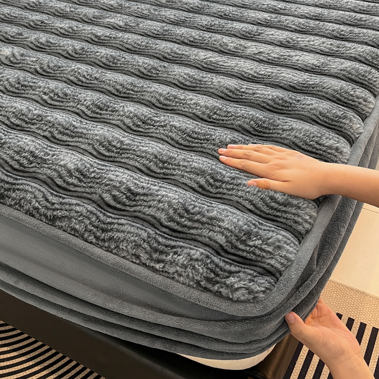 91家纺网 家纺一手货源 找家纺 云木里 2025新款轻奢波纹皮草兔毛绒床笠单床笠床笠单件波纹系列 波纹-深灰