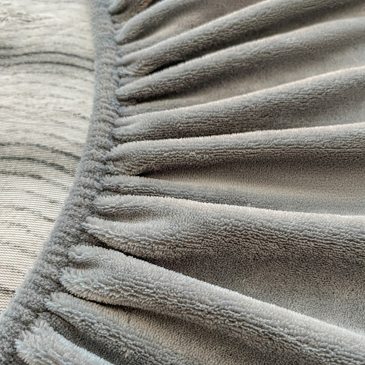 91家纺网 家纺一手货源 找家纺 云木里 2025新款轻奢波纹皮草兔毛绒床笠单床笠床笠单件波纹系列 波纹-浅灰