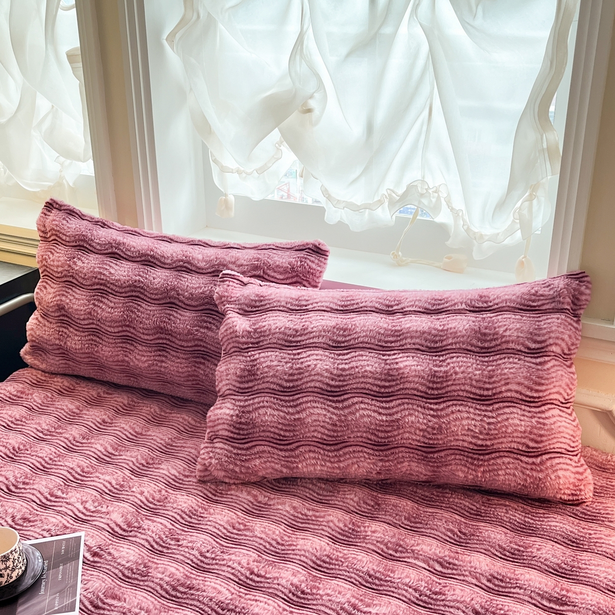 91家纺网 家纺一手货源 找家纺 云木里 2025新款轻奢波纹皮草兔毛绒床笠单床笠床笠单件波纹系列 波纹-玫红