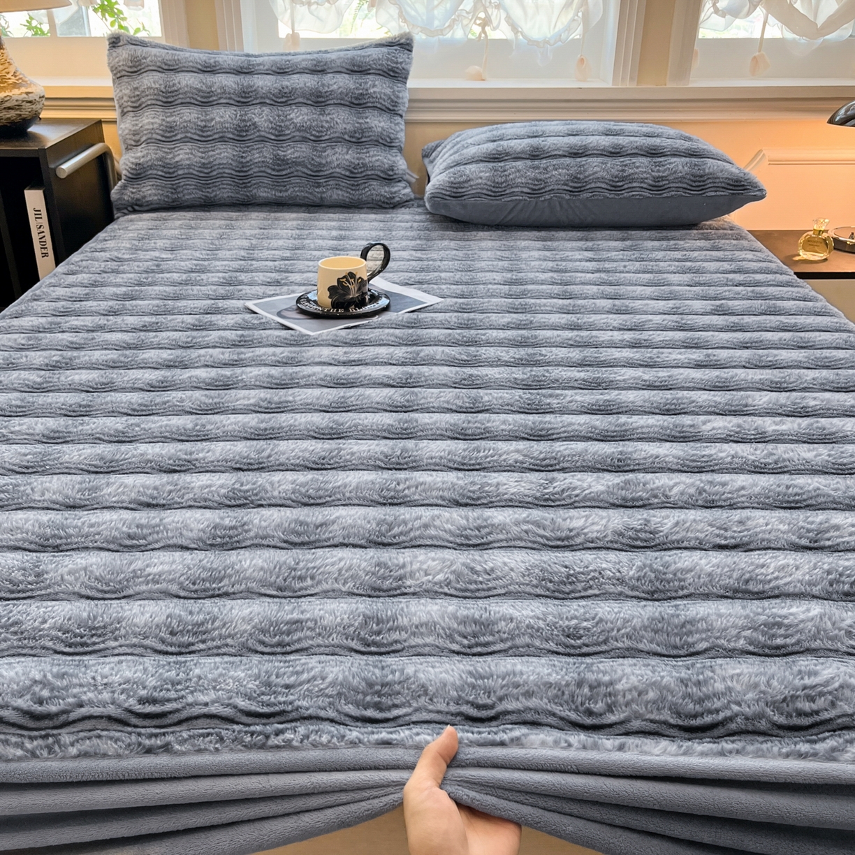 91家纺网 家纺一手货源 找家纺 云木里 2025新款轻奢波纹皮草兔毛绒床笠单床笠床笠单件波纹系列 波纹-蓝灰