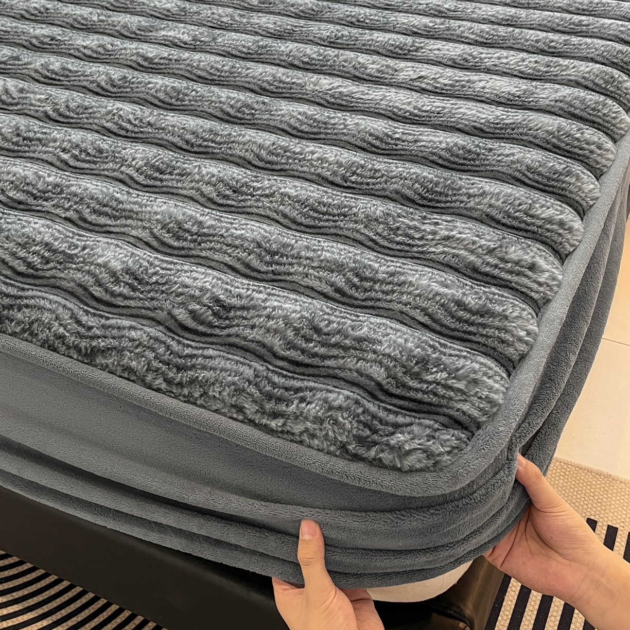 91家纺网 家纺一手货源 找家纺 云木里 2025新款轻奢波纹皮草兔毛绒床笠单床笠床笠单件波纹系列 波纹-深灰