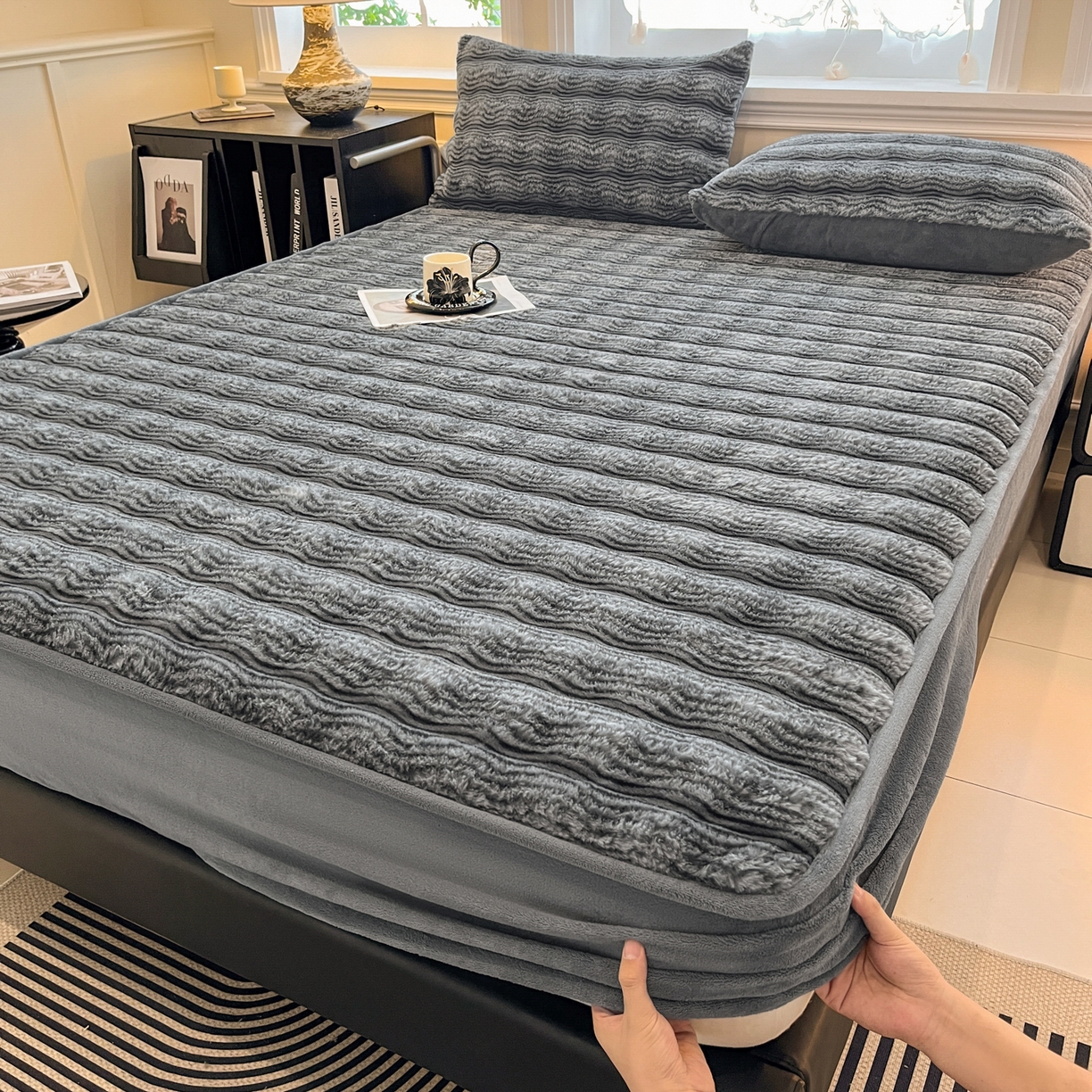 91家纺网 家纺一手货源 找家纺 云木里 2025新款轻奢波纹皮草兔毛绒床笠单床笠床笠单件波纹系列 波纹-深灰