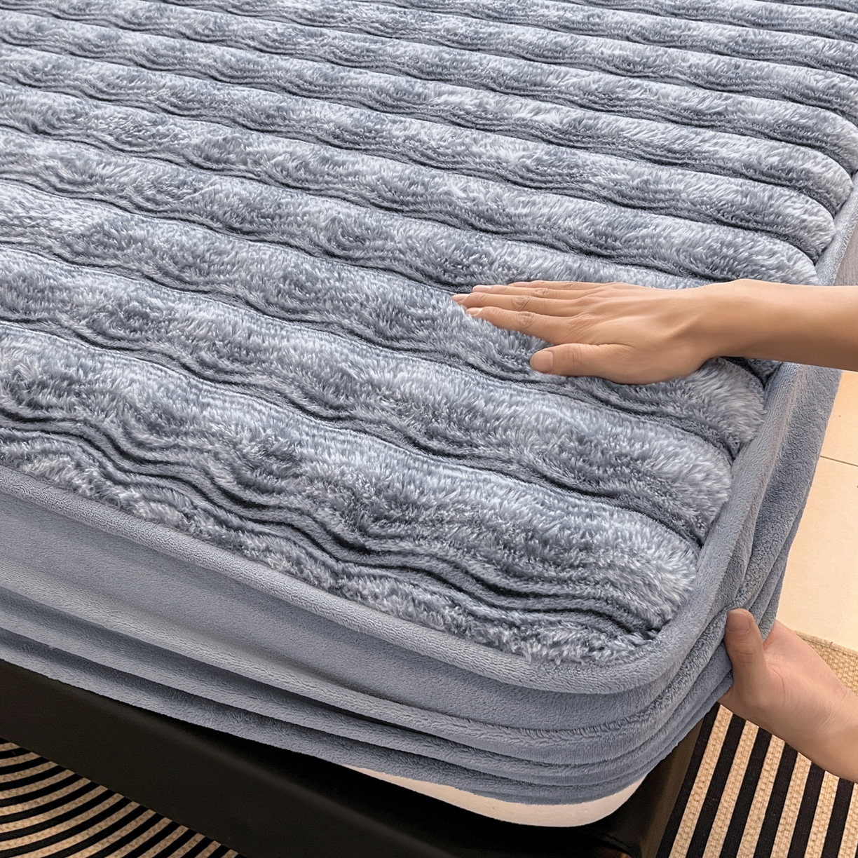 91家纺网 家纺一手货源 找家纺 云木里 2025新款轻奢波纹皮草兔毛绒床笠单床笠床笠单件波纹系列 波纹-蓝灰