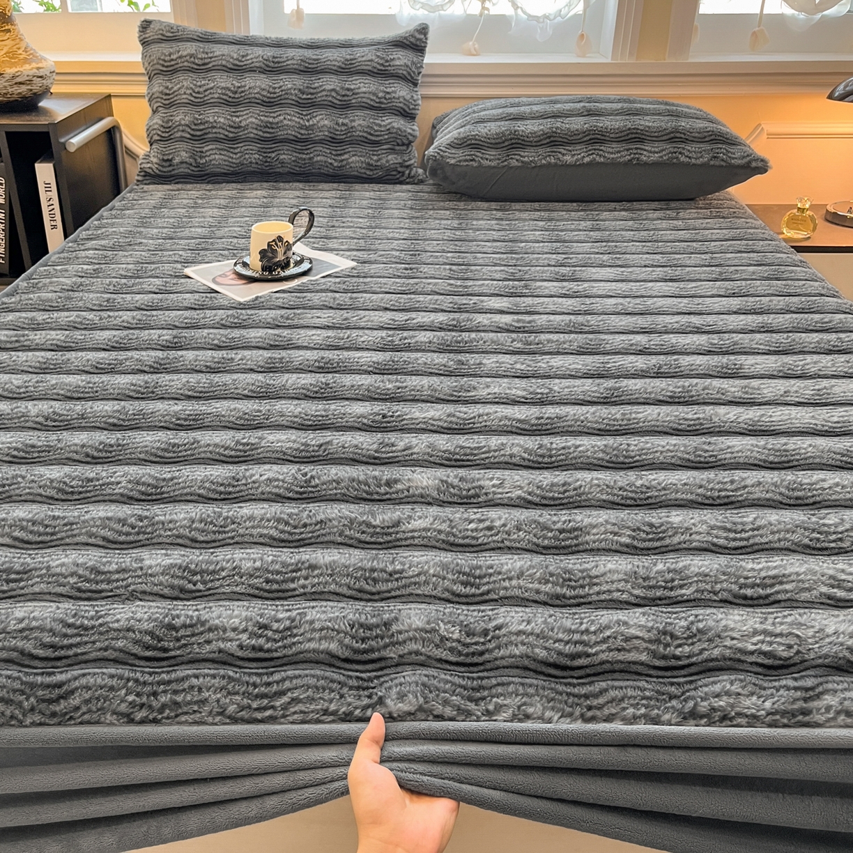 91家纺网 家纺一手货源 找家纺 云木里 2025新款轻奢波纹皮草兔毛绒床笠单床笠床笠单件波纹系列 波纹-深灰