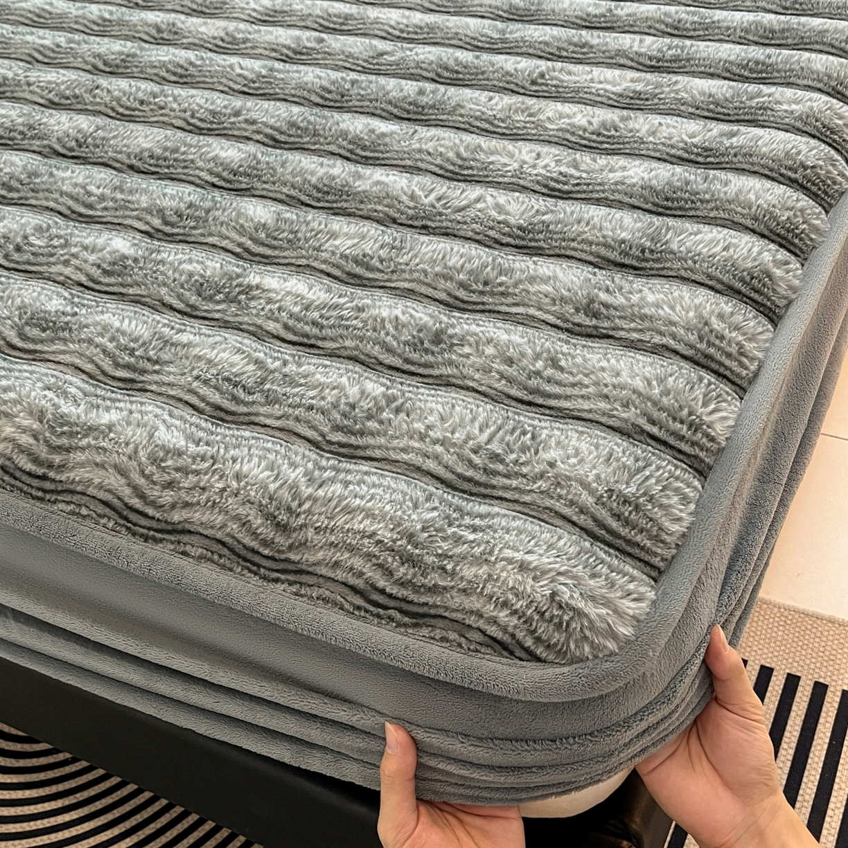 91家纺网 家纺一手货源 找家纺 云木里 2025新款轻奢波纹皮草兔毛绒床笠单床笠床笠单件波纹系列 波纹-浅灰