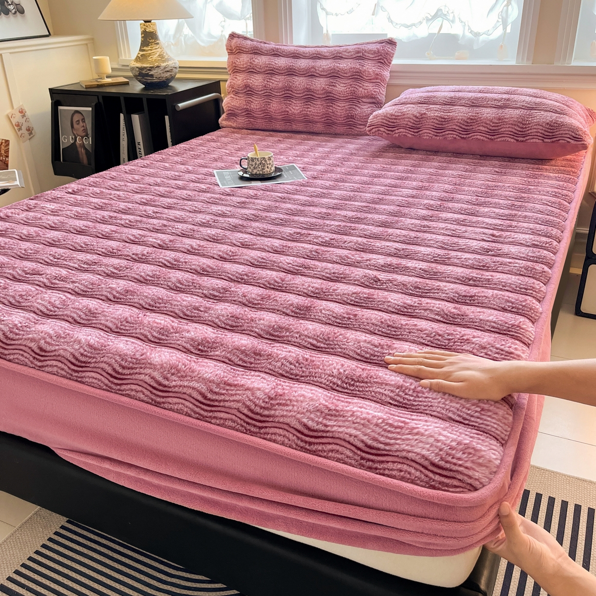 91家纺网 家纺一手货源 找家纺 云木里 2025新款轻奢波纹皮草兔毛绒床笠单床笠床笠单件波纹系列 波纹-玫红