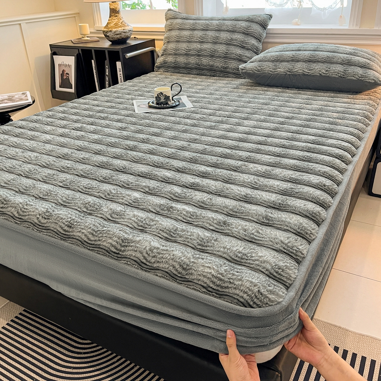 91家纺网 家纺一手货源 找家纺 云木里 2025新款轻奢波纹皮草兔毛绒床笠单床笠床笠单件波纹系列 波纹-浅灰