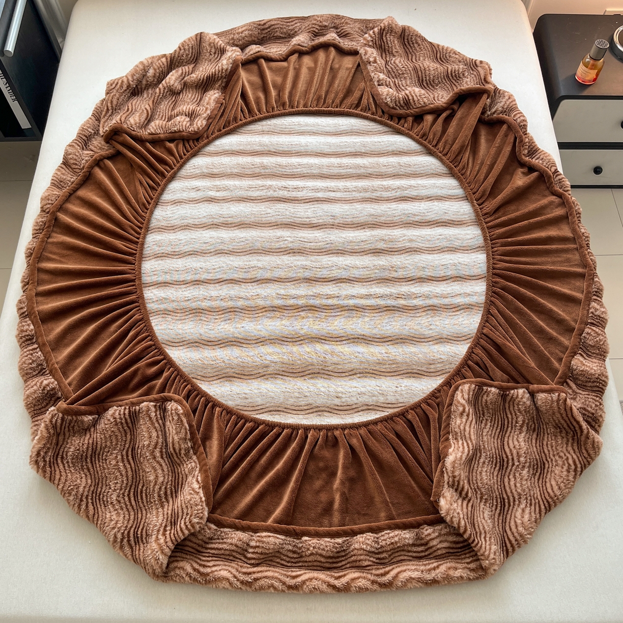 91家纺网 家纺一手货源 找家纺 云木里 2025新款轻奢波纹皮草兔毛绒床笠单床笠床笠单件波纹系列 波纹-深咖