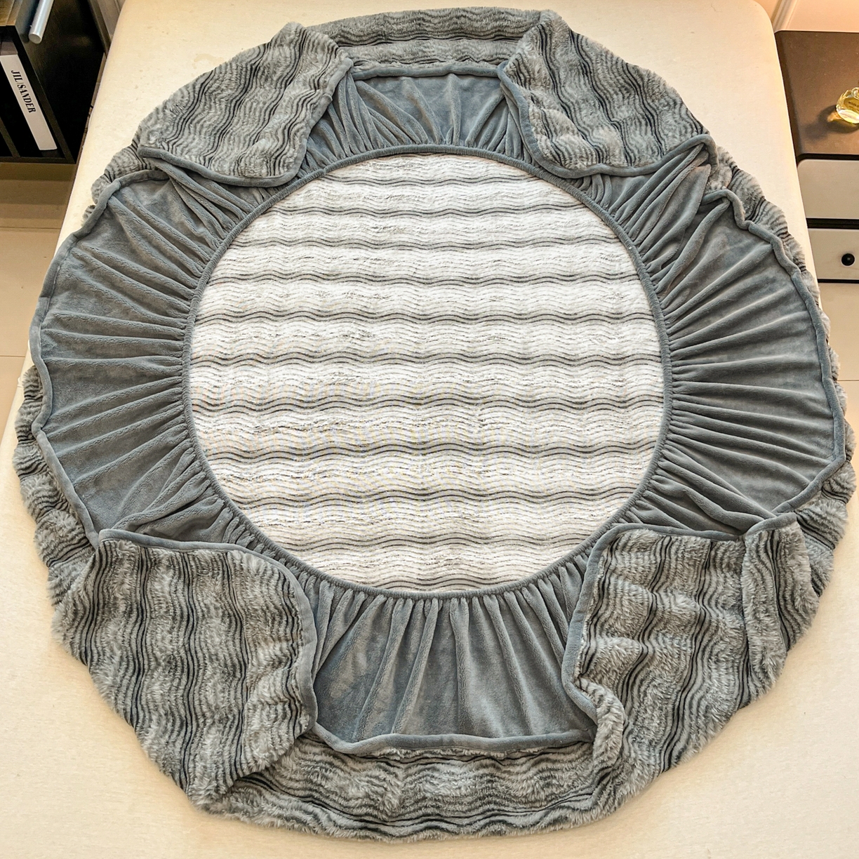 91家纺网 家纺一手货源 找家纺 云木里 2025新款轻奢波纹皮草兔毛绒床笠单床笠床笠单件波纹系列 波纹-浅灰