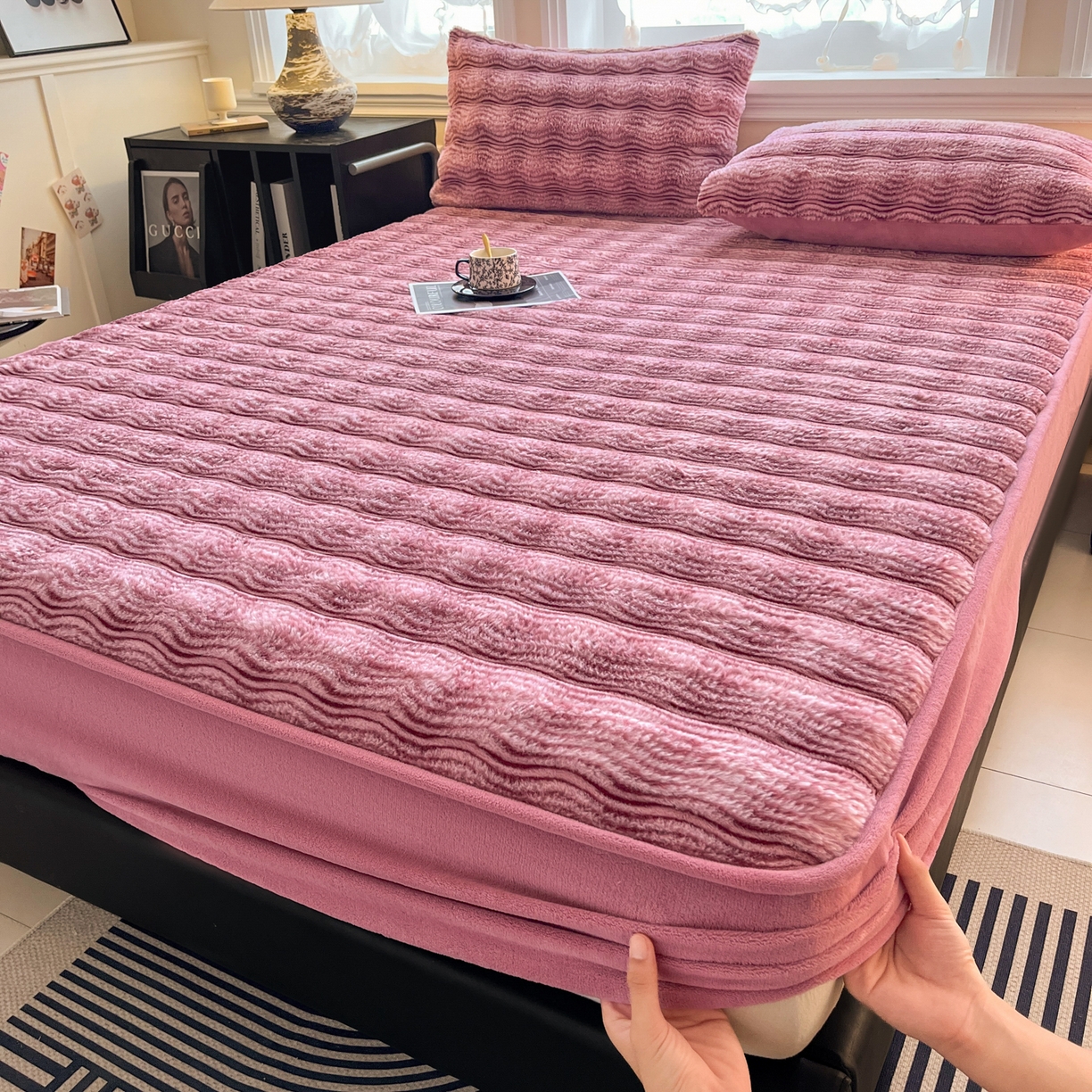 91家纺网 家纺一手货源 找家纺 云木里 2025新款轻奢波纹皮草兔毛绒床笠单床笠床笠单件波纹系列 波纹-玫红