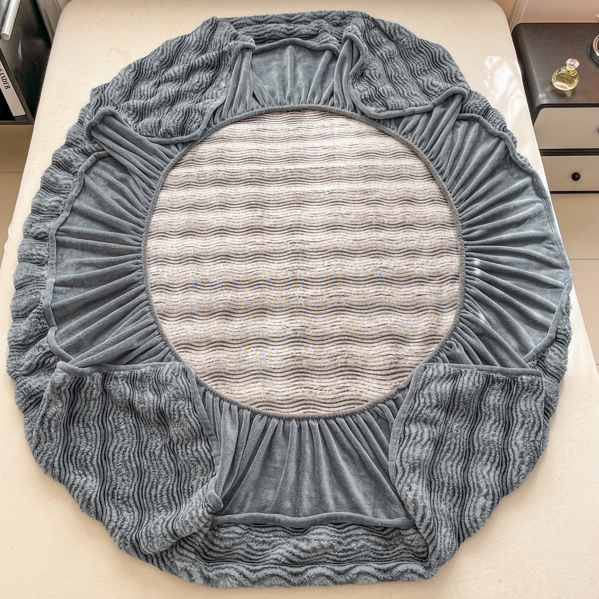 91家纺网 家纺一手货源 找家纺 云木里 2025新款轻奢波纹皮草兔毛绒床笠单床笠床笠单件波纹系列 波纹-深灰