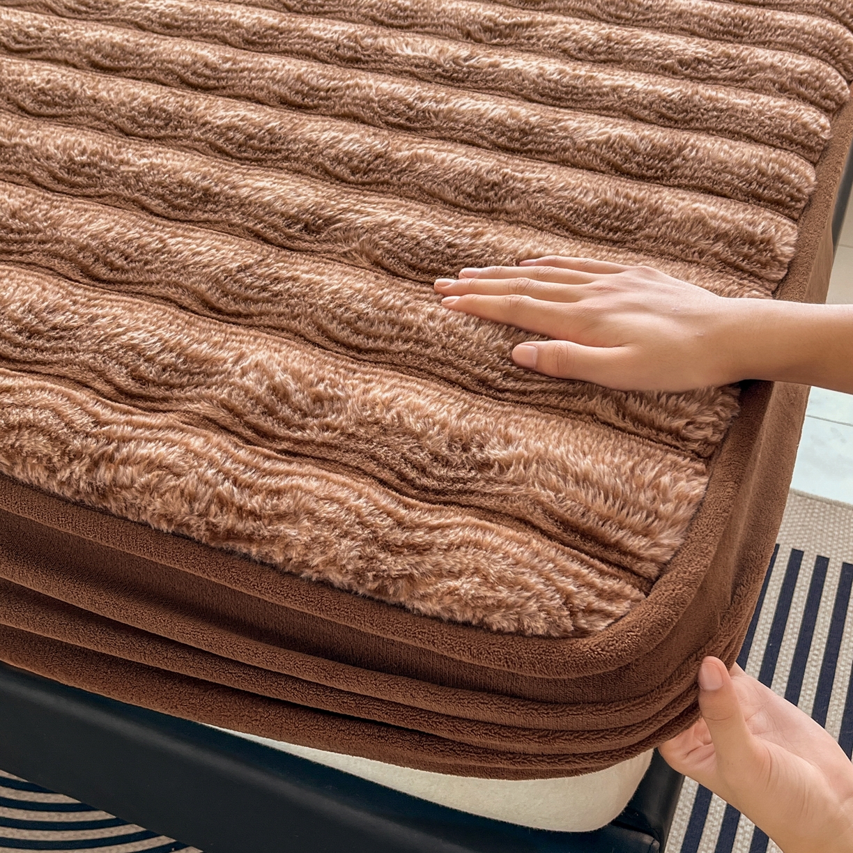 91家纺网 家纺一手货源 找家纺 云木里 2025新款轻奢波纹皮草兔毛绒床笠单床笠床笠单件波纹系列 波纹-深咖