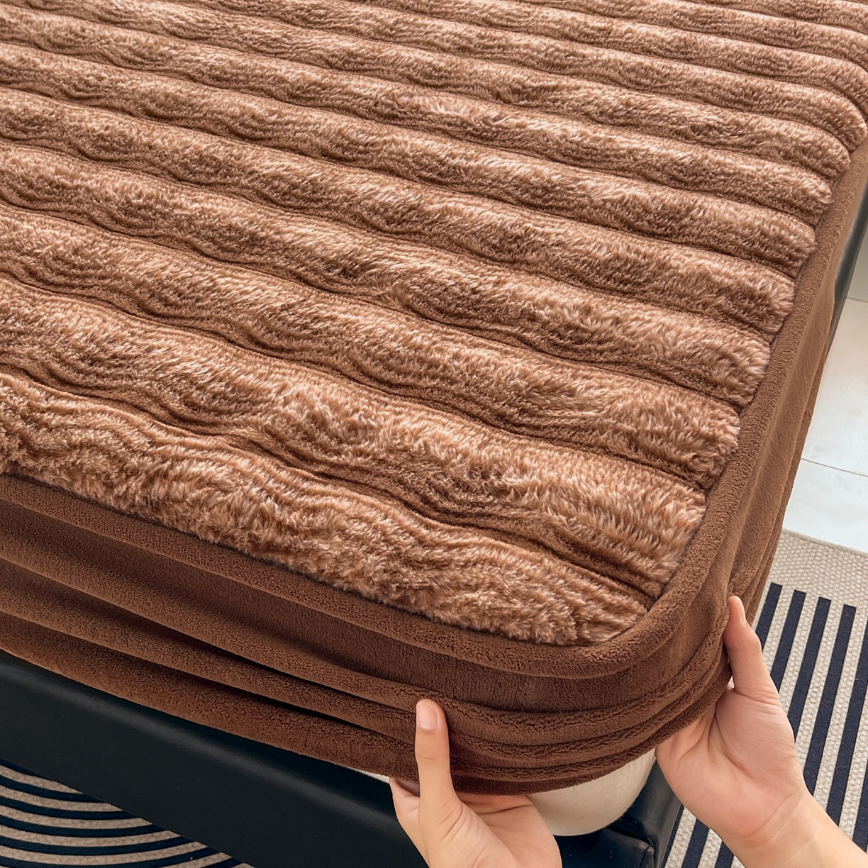 91家纺网 家纺一手货源 找家纺 云木里 2025新款轻奢波纹皮草兔毛绒床笠单床笠床笠单件波纹系列 波纹-深咖