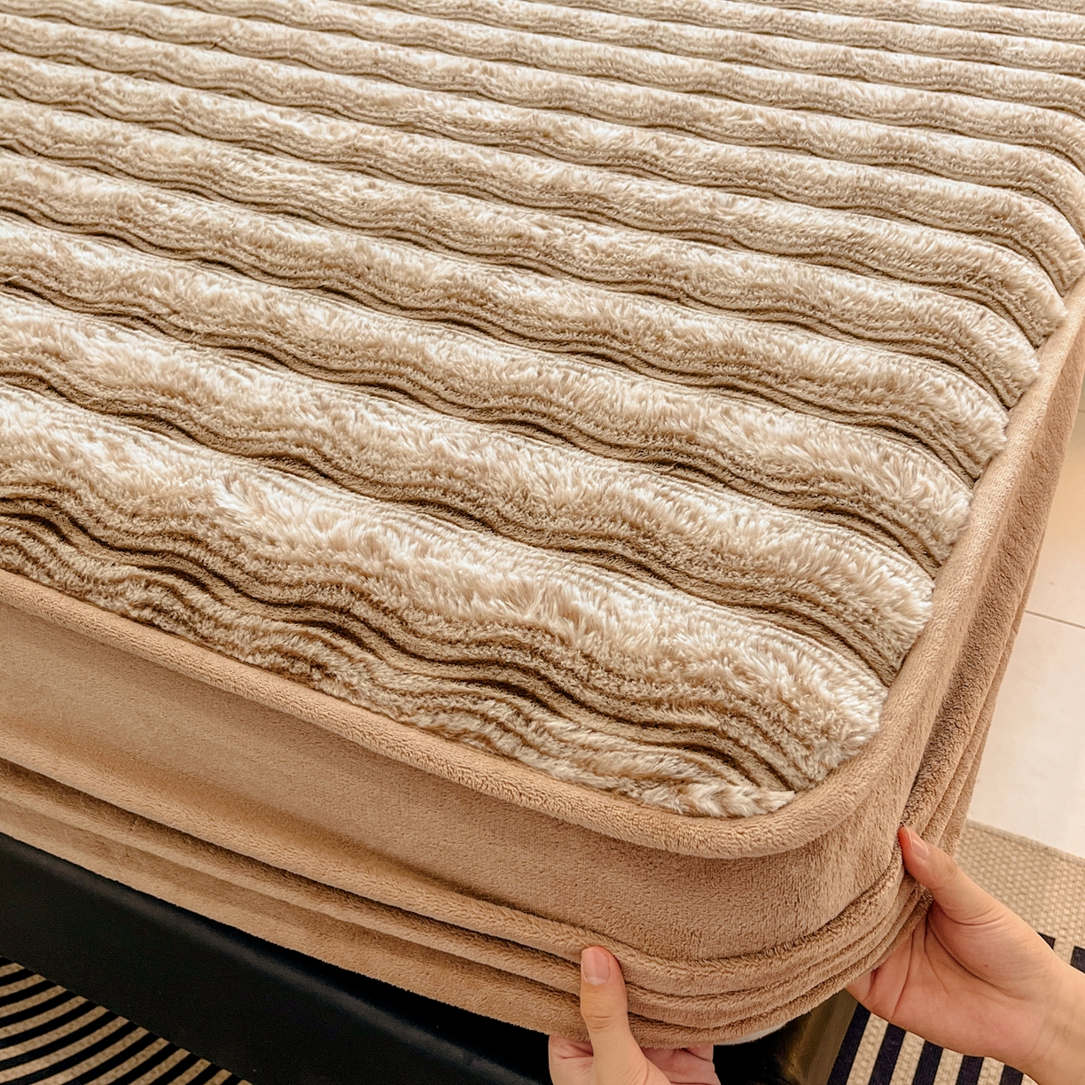 91家纺网 家纺一手货源 找家纺 云木里 2025新款轻奢波纹皮草兔毛绒床笠单床笠床笠单件波纹系列 波纹-卡其