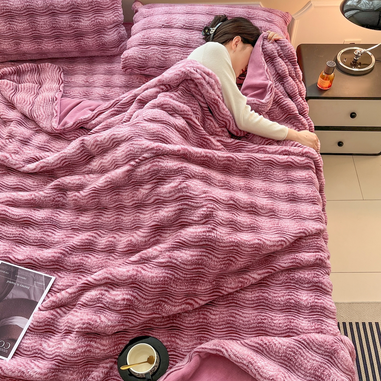 91家纺网 家纺一手货源 找家纺 云木里 2025新款轻奢波纹皮草兔毛绒床笠单床笠床笠单件波纹系列 波纹-玫红