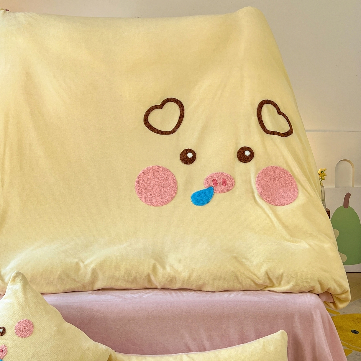 91家纺网 家纺一手货源 找家纺 （总）义博家纺 2025新款高克重牛奶绒大版卡通毛巾绣床单床笠四件套