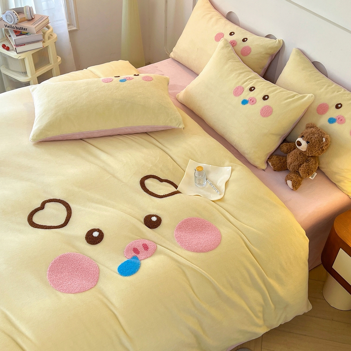 91家纺网 家纺一手货源 找家纺 （总）义博家纺 2025新款高克重牛奶绒大版卡通毛巾绣床单床笠四件套