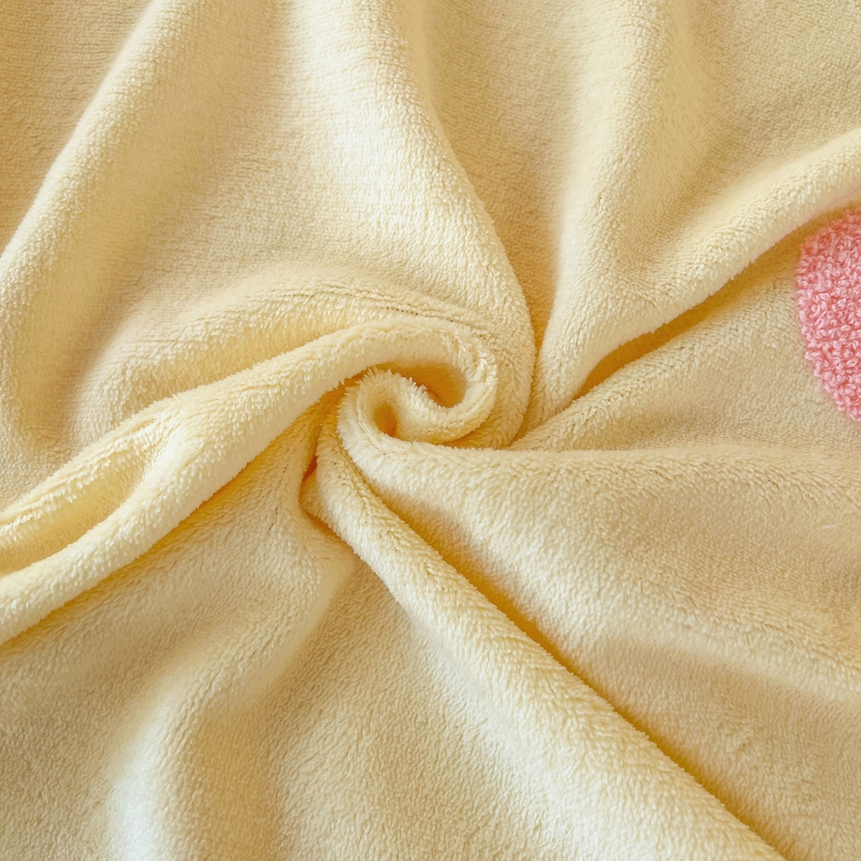 91家纺网 家纺一手货源 找家纺 （总）义博家纺 2025新款高克重牛奶绒大版卡通毛巾绣床单床笠四件套