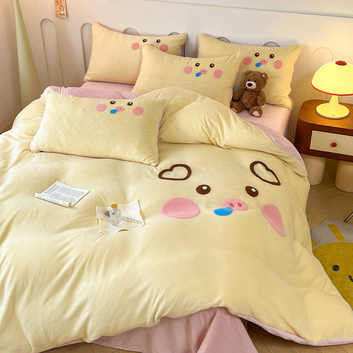 91家纺网 家纺一手货源 找家纺 （总）义博家纺 2025新款高克重牛奶绒大版卡通毛巾绣床单床笠四件套