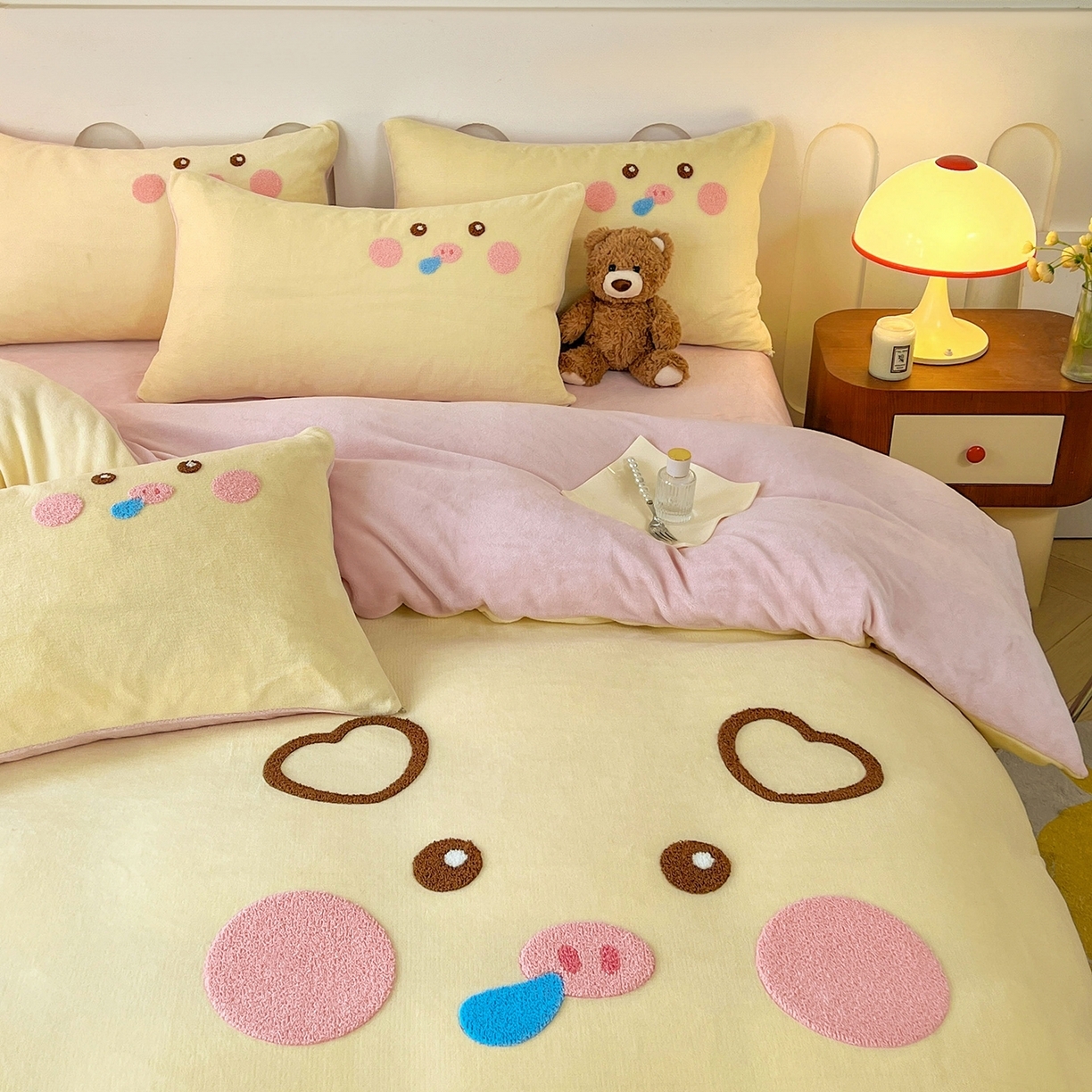 91家纺网 家纺一手货源 找家纺 （总）义博家纺 2025新款高克重牛奶绒大版卡通毛巾绣床单床笠四件套