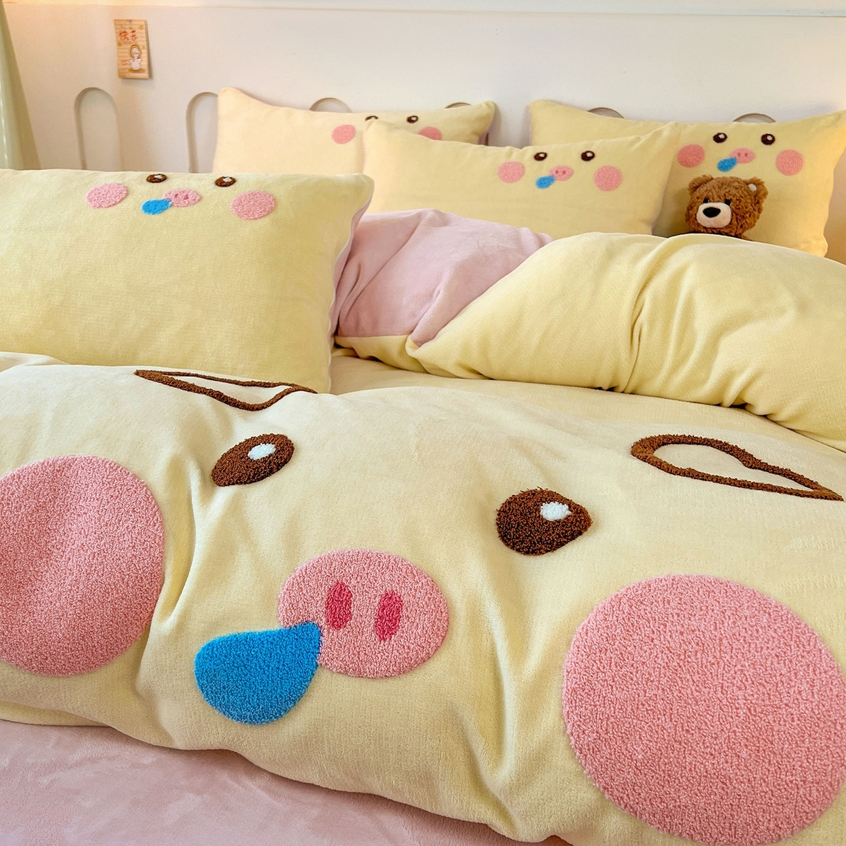 91家纺网 家纺一手货源 找家纺 （总）义博家纺 2025新款高克重牛奶绒大版卡通毛巾绣床单床笠四件套