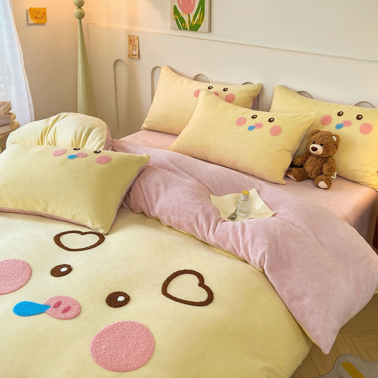 91家纺网 家纺一手货源 找家纺 （总）义博家纺 2025新款高克重牛奶绒大版卡通毛巾绣床单床笠四件套