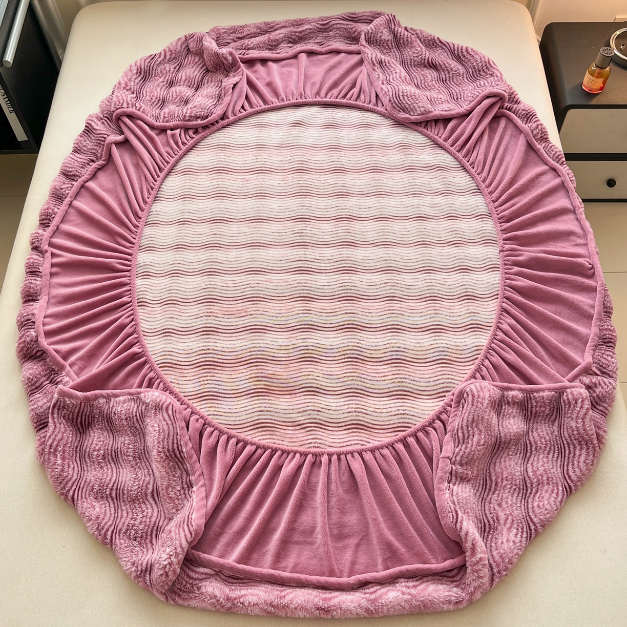 91家纺网 家纺一手货源 找家纺 云木里 2025新款轻奢波纹皮草兔毛绒床笠单床笠床笠单件波纹系列 波纹-玫红