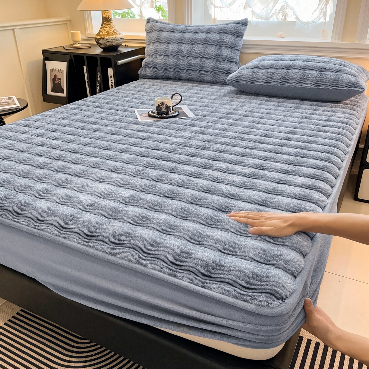 91家纺网 家纺一手货源 找家纺 云木里 2025新款轻奢波纹皮草兔毛绒床笠单床笠床笠单件波纹系列 波纹-蓝灰