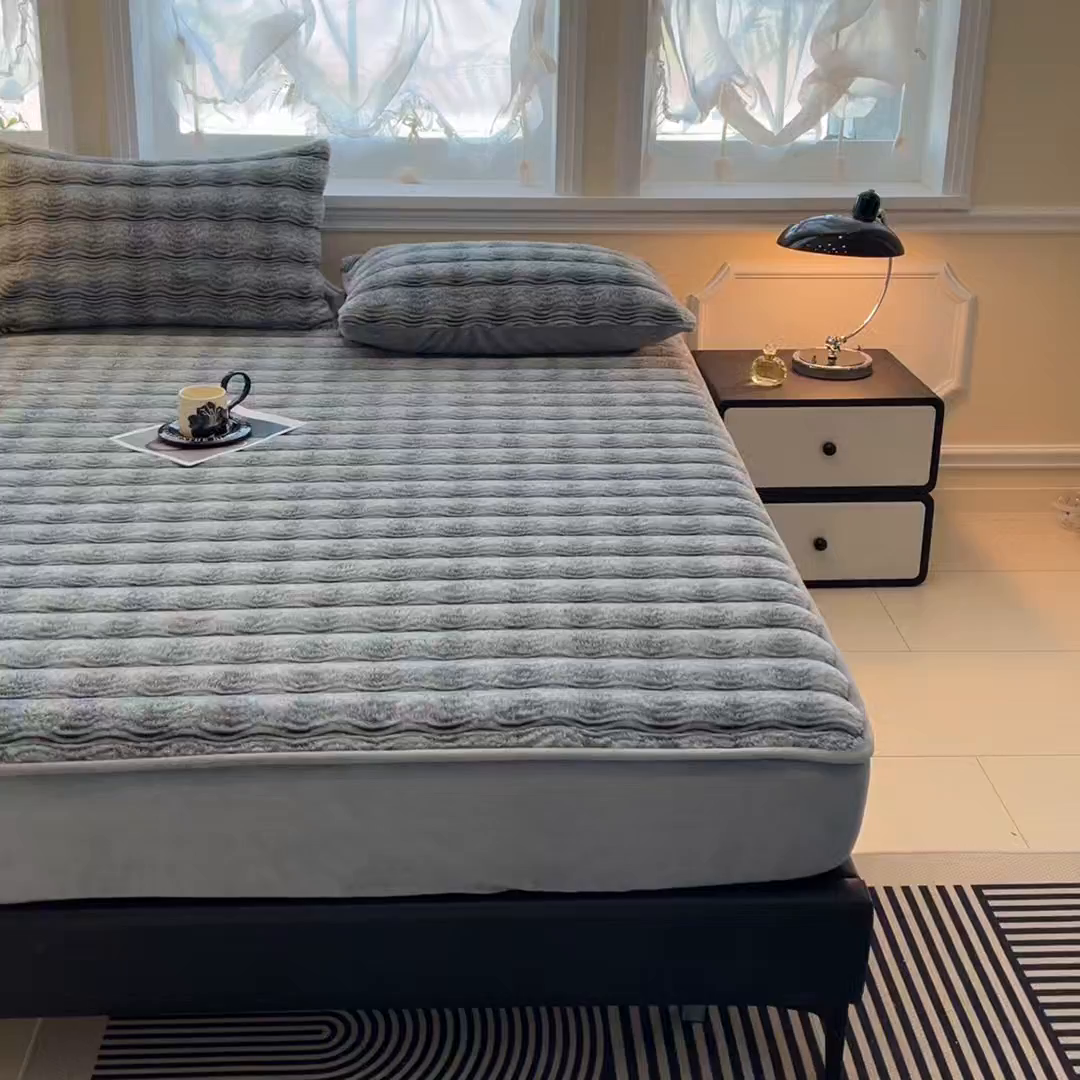 91家纺网 家纺一手货源 找家纺 云木里 2025新款轻奢波纹皮草兔毛绒床笠单床笠床笠单件波纹系列 波纹-浅灰