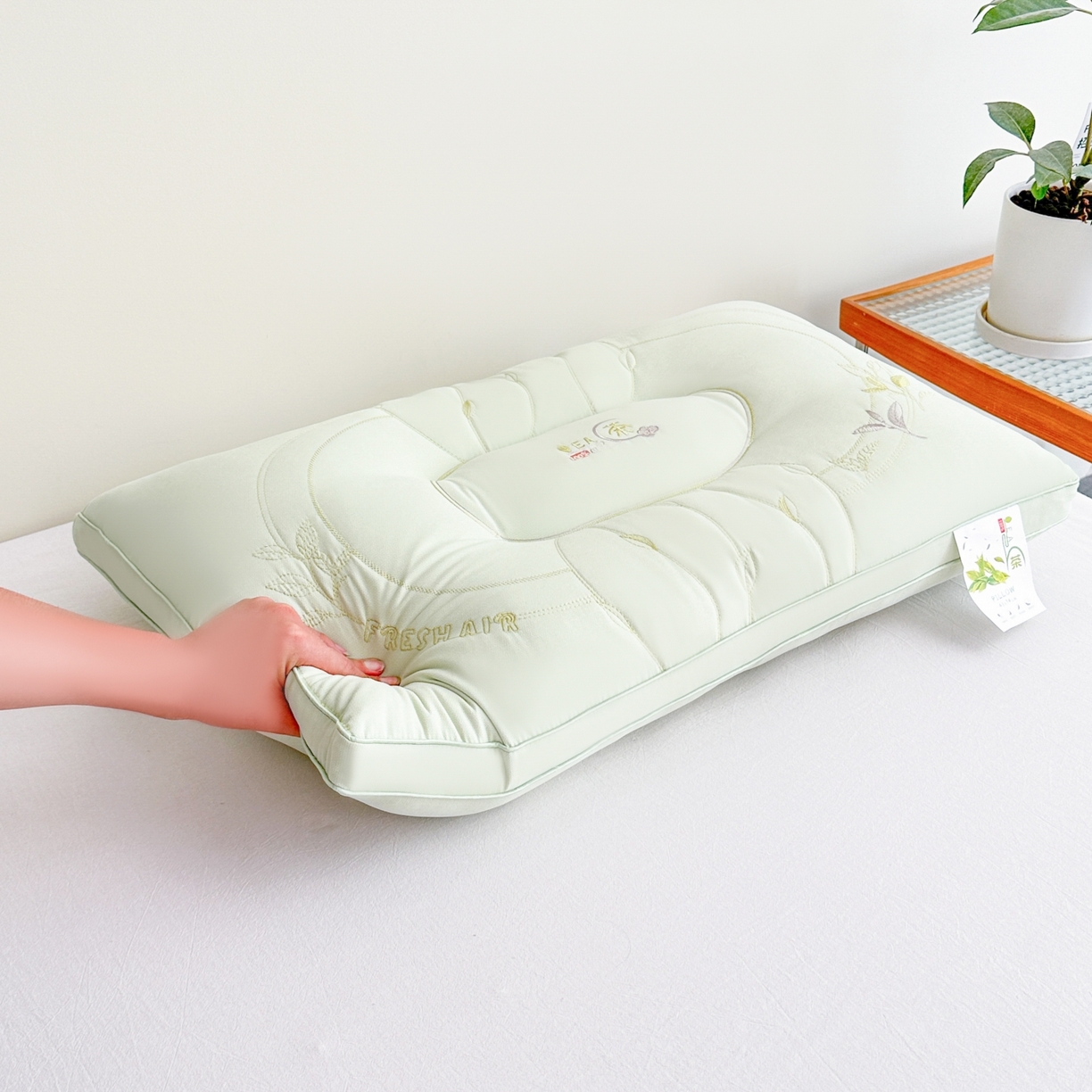 91家纺网 家纺一手货源 找家纺 永乐枕芯 2025新款刺绣款高档单人枕头枕芯亲肤透气单人舒睡保健枕睡眠不变形 青柠绿