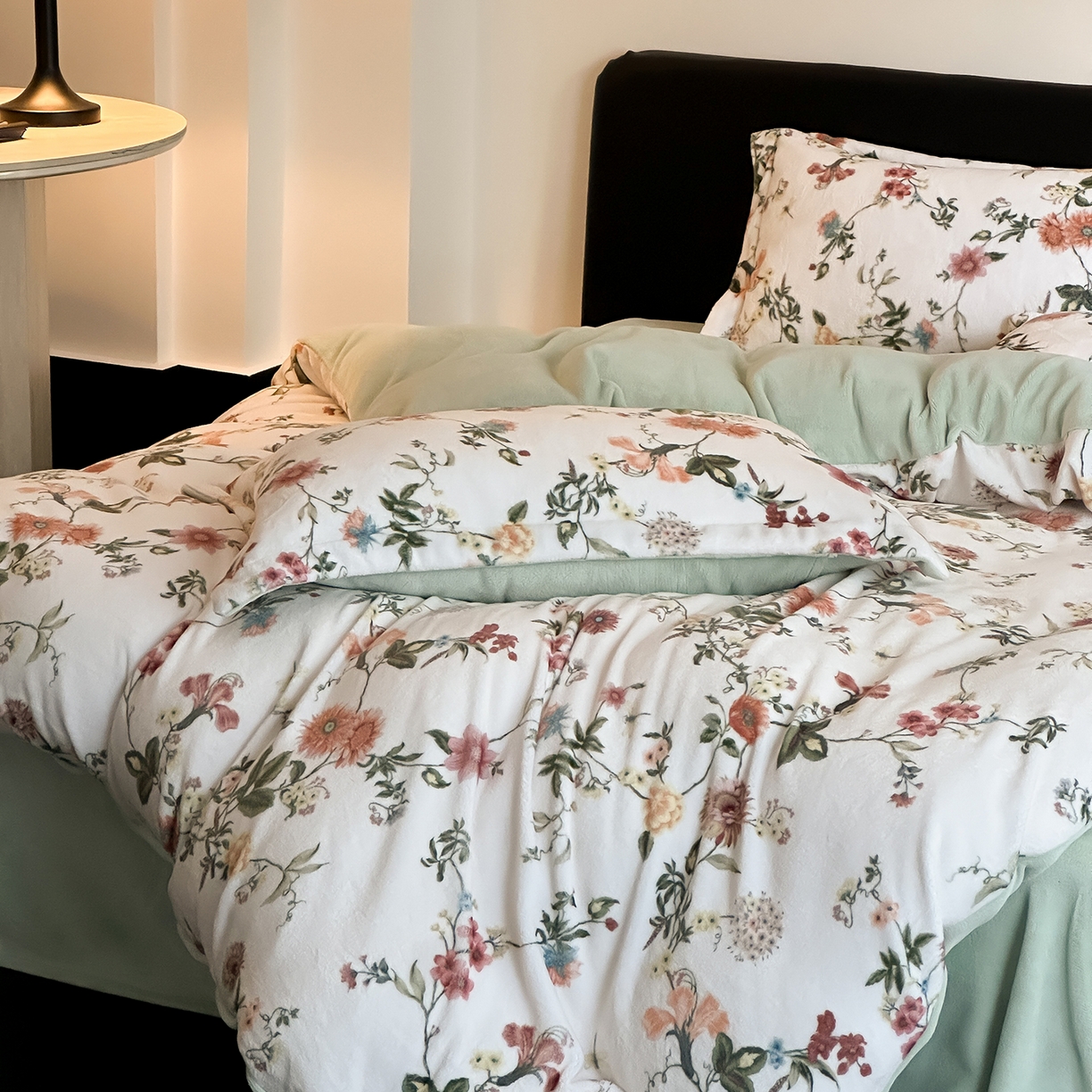 91家纺网 家纺一手货源 找家纺 （总）三味舒屋 2025新款奢暖数码印花牛奶绒四件套-模特图