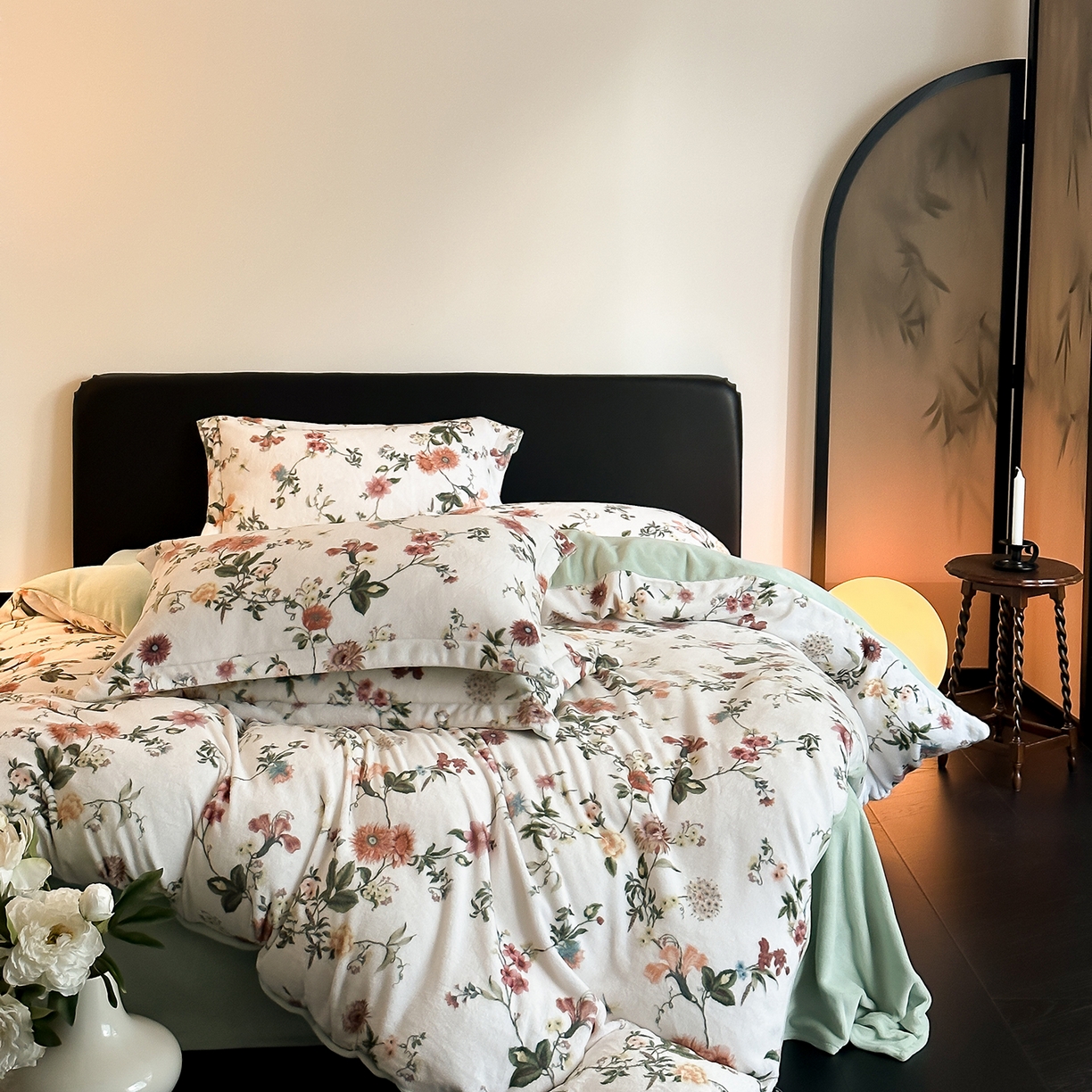 91家纺网 家纺一手货源 找家纺 （总）三味舒屋 2025新款奢暖数码印花牛奶绒四件套-模特图