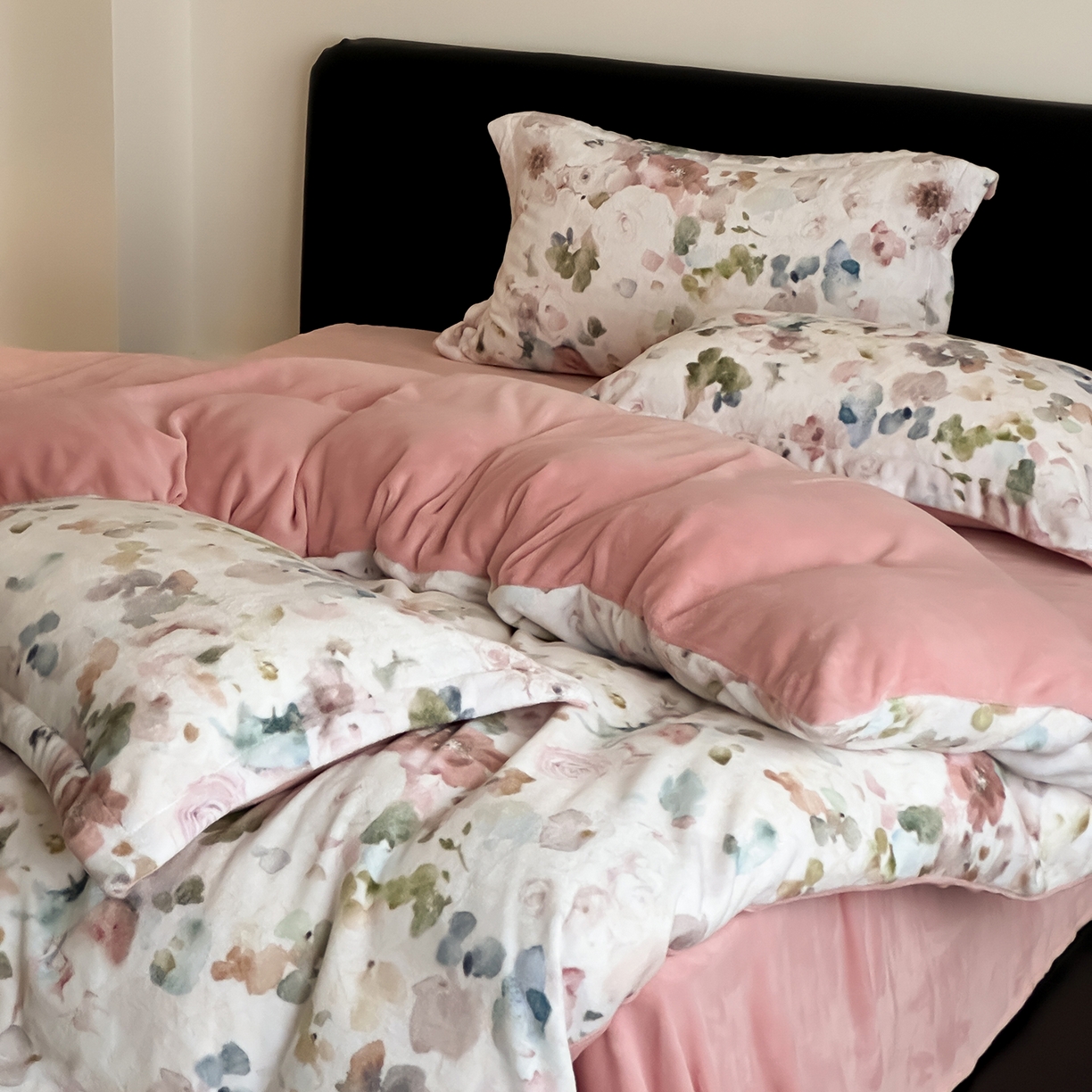 91家纺网 家纺一手货源 找家纺 三味舒屋 2025新款奢暖数码印花牛奶绒四件套-模特图 云裳