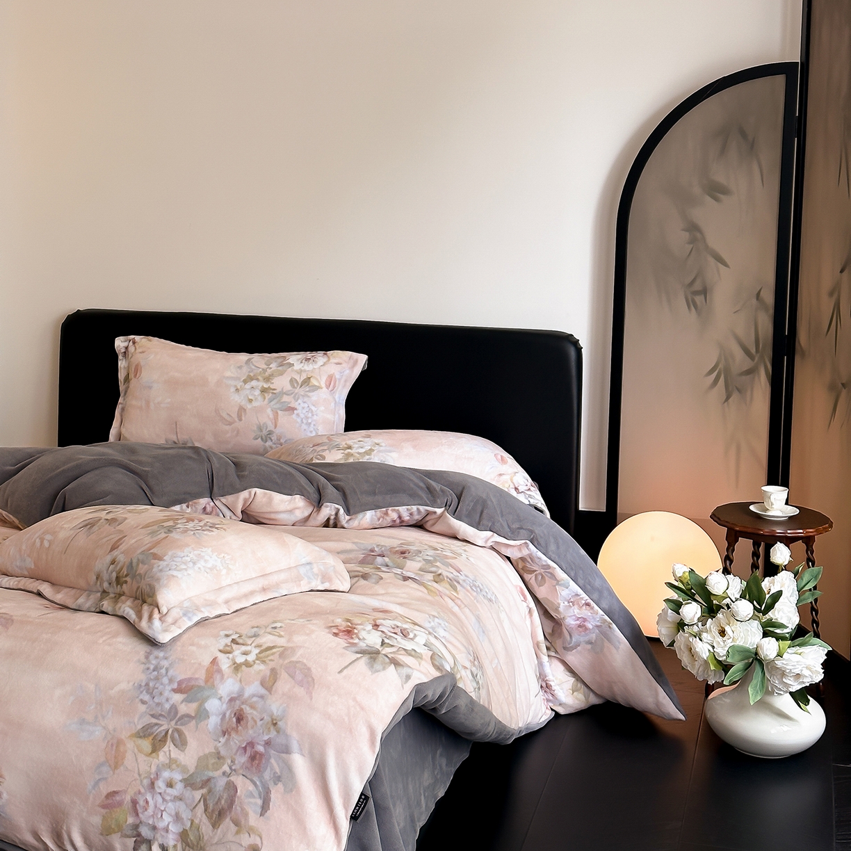 91家纺网 家纺一手货源 找家纺 三味舒屋 2025新款奢暖数码印花牛奶绒四件套-模特图 雅韵