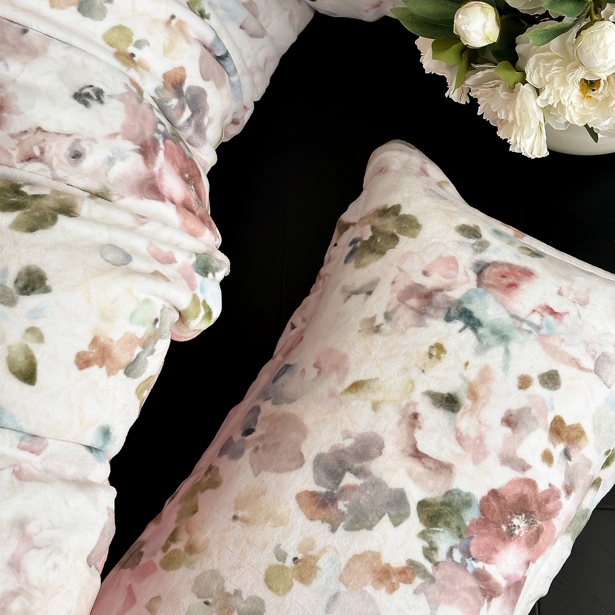 91家纺网 家纺一手货源 找家纺 三味舒屋 2025新款奢暖数码印花牛奶绒四件套-模特图 云裳