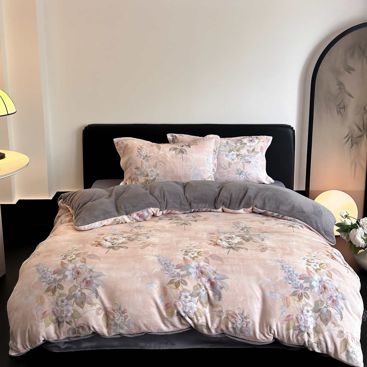 91家纺网 家纺一手货源 找家纺 三味舒屋 2025新款奢暖数码印花牛奶绒四件套-模特图 雅韵