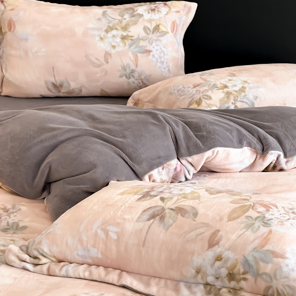 91家纺网 家纺一手货源 找家纺 三味舒屋 2025新款奢暖数码印花牛奶绒四件套-模特图 雅韵