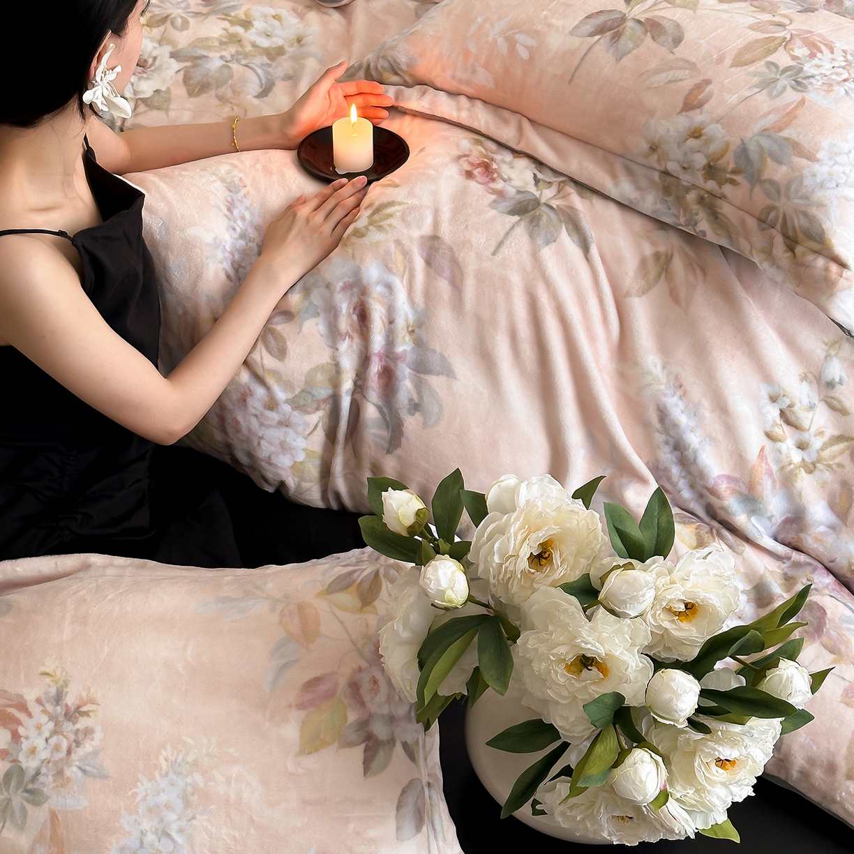 91家纺网 家纺一手货源 找家纺 三味舒屋 2025新款奢暖数码印花牛奶绒四件套-模特图 雅韵