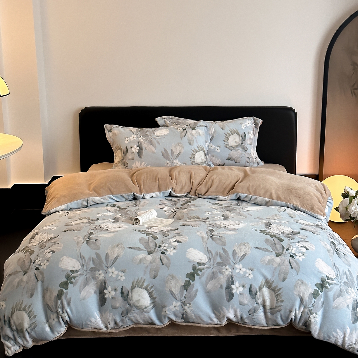 91家纺网 家纺一手货源 找家纺 三味舒屋 2025新款奢暖数码印花牛奶绒四件套-模特图 兰亭