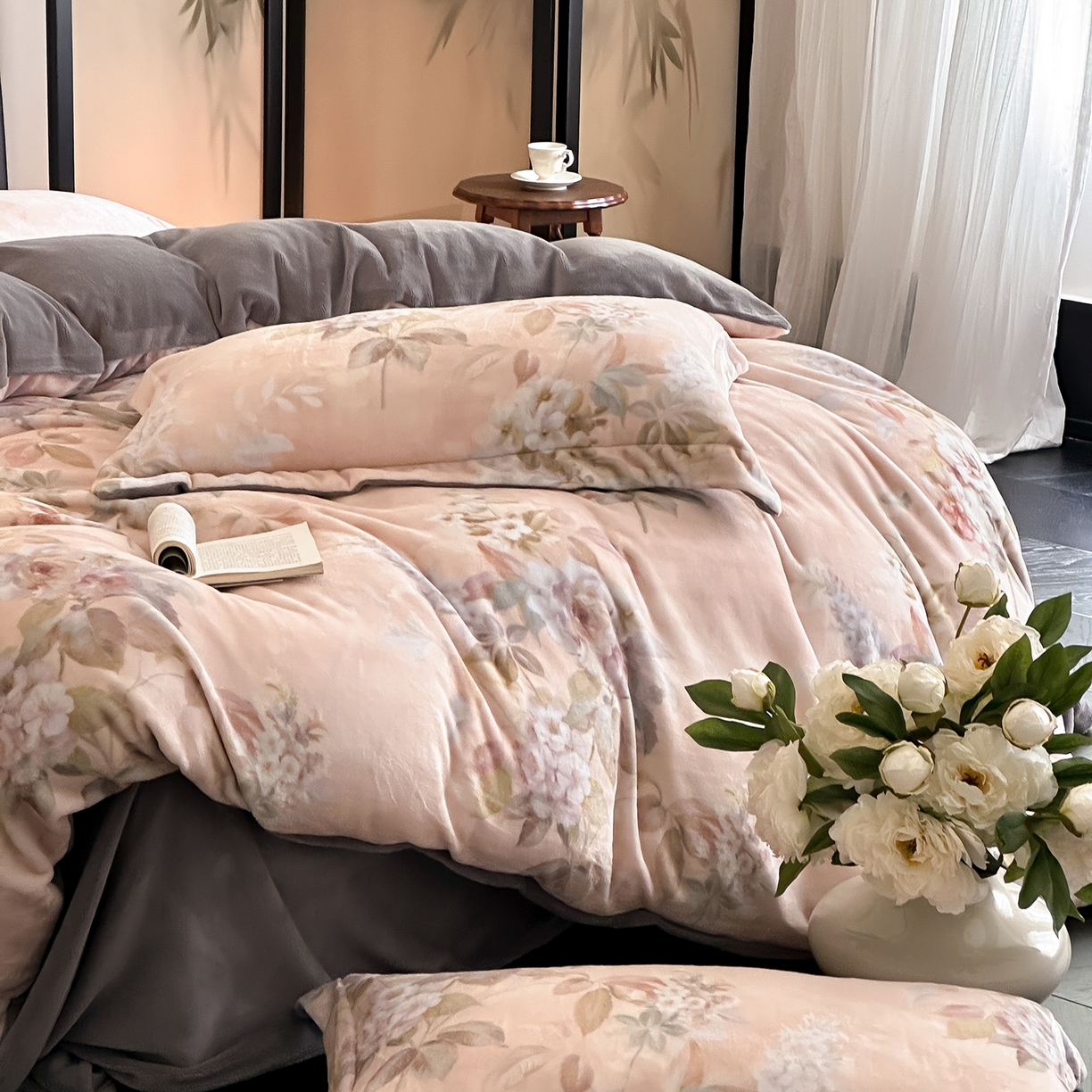 91家纺网 家纺一手货源 找家纺 三味舒屋 2025新款奢暖数码印花牛奶绒四件套-模特图 雅韵