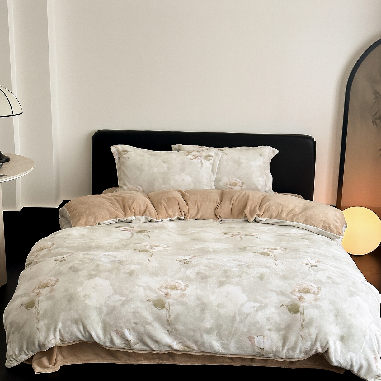 91家纺网 家纺一手货源 找家纺 三味舒屋 2025新款奢暖数码印花牛奶绒四件套-模特图 南烟