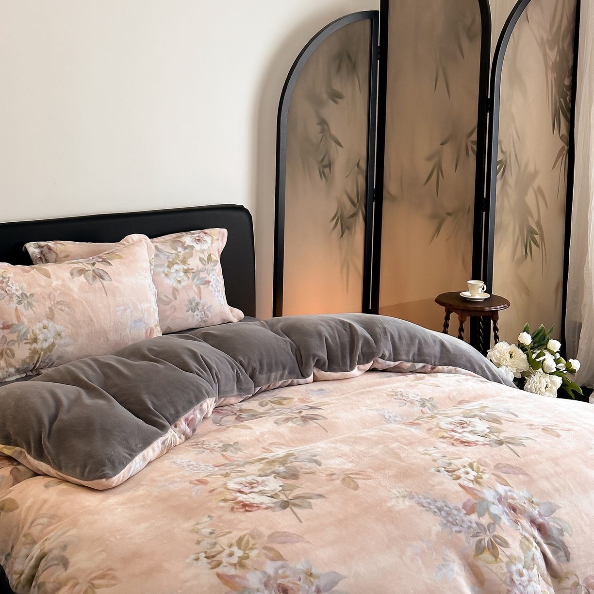 91家纺网 家纺一手货源 找家纺 三味舒屋 2025新款奢暖数码印花牛奶绒四件套-模特图 雅韵