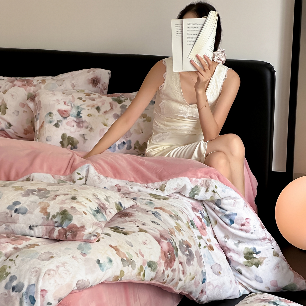 91家纺网 家纺一手货源 找家纺 三味舒屋 2025新款奢暖数码印花牛奶绒四件套-模特图 云裳